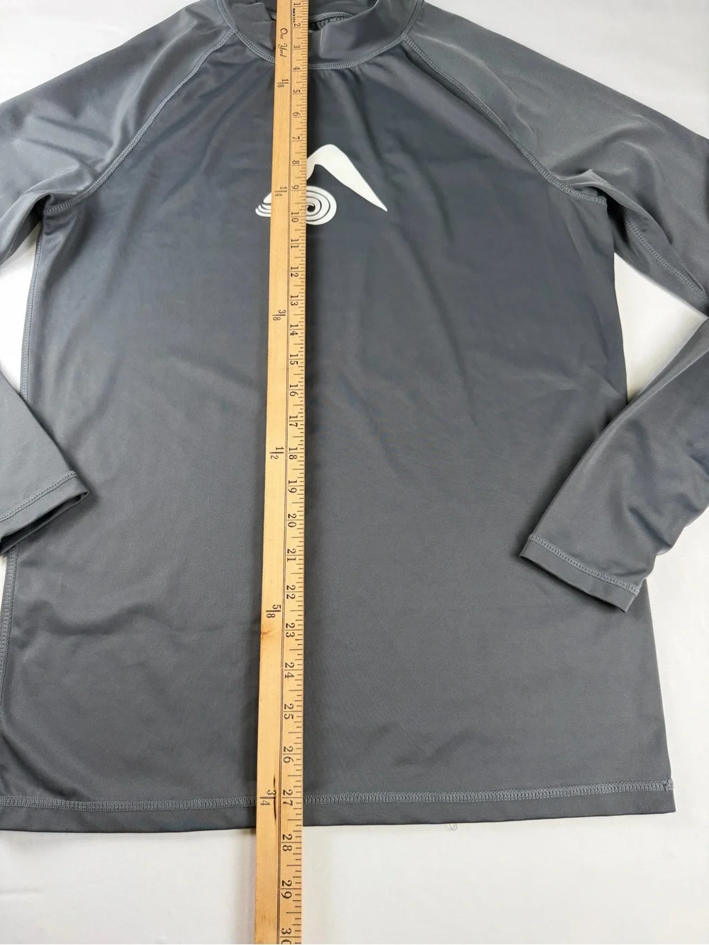 Kanu Surf Men's Gray Long-Sleeve Rash Guard - SPF Protection